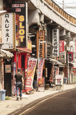 Foto de Tokio, Japón - 01 de junio de 2023: El mercado histórico de Ameyoko es un mercado al aire libre en Taito Ward of Tokyo, Japón, ubicado junto a la estación de Ueno. - Imagen libre de derechos