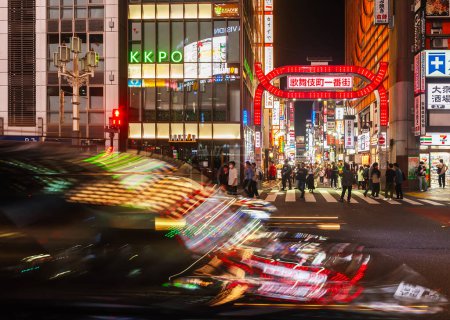 Foto de Shinjuku, Tokio, Japón - 27 de mayo de 2023: Vista del paisaje urbano por la noche con una colorida cartelera publicitaria junto a la calle en el distrito de Shinjuku por la noche en Tokio, Japón. - Imagen libre de derechos