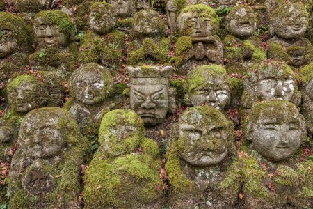 Téléchargez les photos : Rakan arhat sculptures en pierre dans le temple Otagi Nenbutsuji à Arashiyama, Kyoto, Japon - en image libre de droit