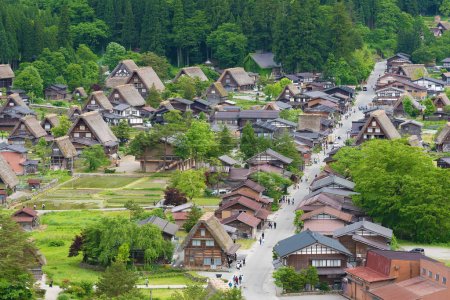 Paisaje idílico del pueblo histórico Shirakawa-go en Japón