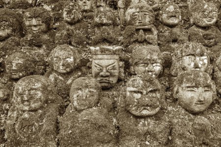Téléchargez les photos : Rakan arhat sculptures en pierre dans le temple Otagi Nenbutsuji à Arashiyama, Kyoto, Japon - en image libre de droit