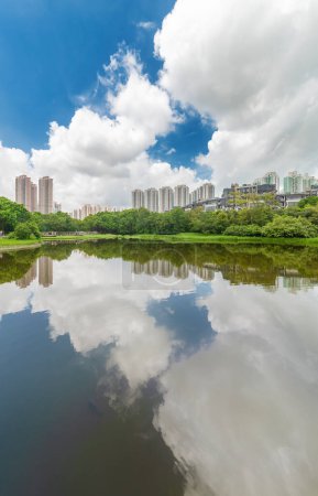 Téléchargez les photos : Bâtiment résidentiel de grande hauteur et site naturel du parc humide de Hong Kong - en image libre de droit