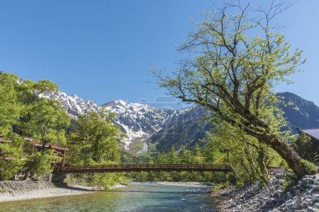 Téléchargez les photos : Paysage idyllique des montagnes Hotaka et du pont Kappa à Kamikochi, Nagano, Japon - en image libre de droit
