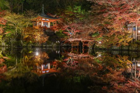 Pavillon im idyllischen japanischen Garten mit bunten Ahornbäumen im Daigoji-Tempel im Herbst, Kyoto, Japan