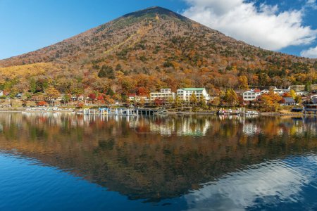 Téléchargez les photos : Paysage idyllique du lac Chuzenji et de la montagne Nantai dans le parc national Nikko, Japon - en image libre de droit