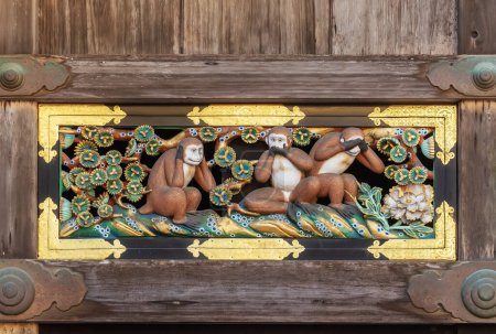 Foto de Tallado en madera que representa a tres monos sabios en el santuario de Toshogu en Nikko, Japón - Imagen libre de derechos
