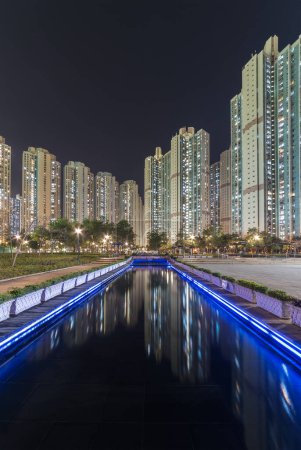 Téléchargez les photos : Immeuble résidentiel de grande hauteur du domaine public à Hong Kong la nuit - en image libre de droit