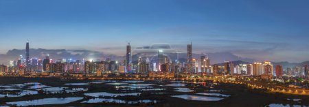 Panorama der Skyline der Stadt Shenzhen, China in der Abenddämmerung