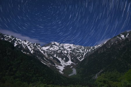 Téléchargez les photos : Sentier étoilé sur la chaîne de montagnes Hotaka, parc national Kamikochi, Kamikochi, Japon - en image libre de droit