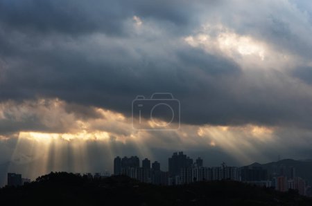 Silueta del horizonte del distrito Yuen Long, Hong Kong al amanecer