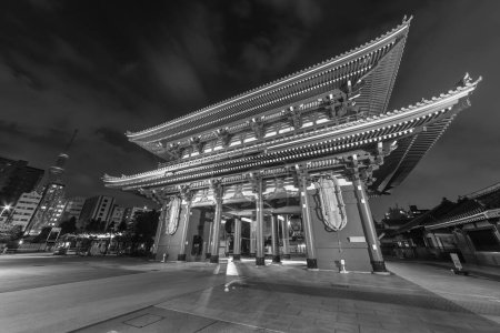Nachtlandschaft des historischen Wahrzeichens Hozomon-Tor des Senso-Ji-Tempels in Asakusa, Tokio, Japan