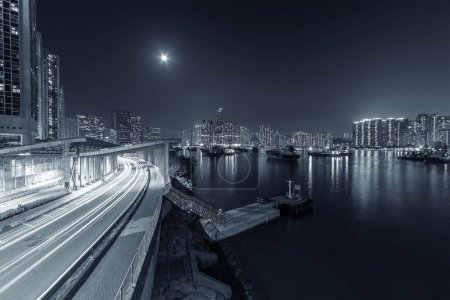 Nachtlandschaft mit Skyline und Autobahn in der Stadt Hongkong 
