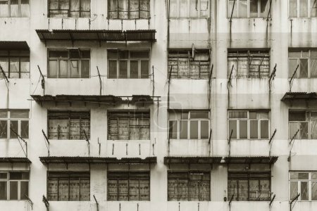 Außenansicht eines verlassenen Wohnhauses in der Stadt Hongkong