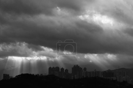 Silueta del horizonte del distrito Yuen Long, Hong Kong al amanecer
