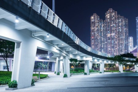 pasarela peatonal en el distrito residencial de la ciudad de Hong Kong por la noche