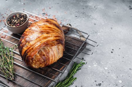 Téléchargez les photos : Baked meatloaf with bacon, meat loaf on a grill. Gray background. Top view. Copy space. - en image libre de droit