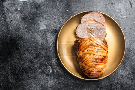 Téléchargez les photos : Roasted bacon wrapped meatloaf, sliced mince meat loaf. Black background. Top view. Copy space. - en image libre de droit