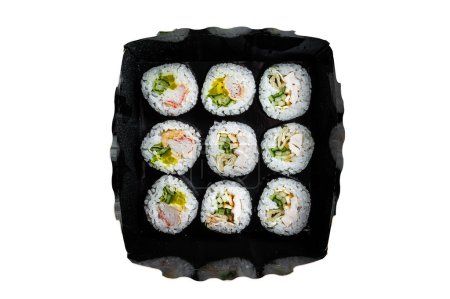 Téléchargez les photos : Kimbap ou galette de riz coréen gimbap, sushi coréen. Isolé sur fond blanc - en image libre de droit