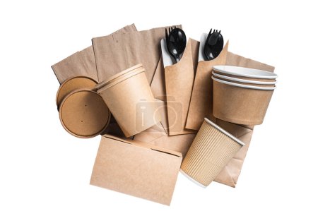 Foto de Vajilla de papel reciclable ecológica. Vasos de papel, platos, bolsas, recipientes de comida rápida y cubiertos. Aislado sobre fondo blanco. - Imagen libre de derechos