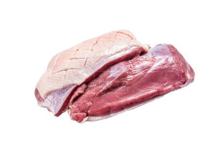 Filete de pechuga de pato en la mesa del carnicero, carne de ave cruda. Aislado sobre fondo blanco.