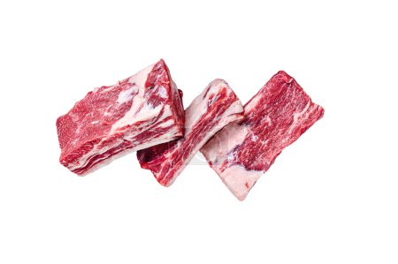 Carne de ternera costillas cortas carne en una sartén lista para cocinar. Aislado sobre fondo blanco