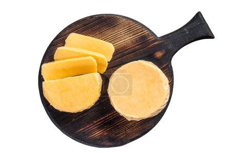 Téléchargez les photos : Halloumi tranches de fromage sur la table de cuisine. Isolé sur fond blanc - en image libre de droit