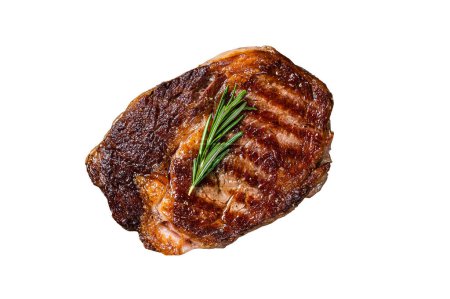 Téléchargez les photos : Bifteck aux côtes rôties, viande de bœuf dans une poêle à griller. Isolé sur fond blanc - en image libre de droit