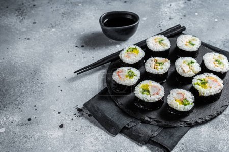 Téléchargez les photos : Sushis coréens Kimbap ou gimbap à base de riz blanc cuit à la vapeur. Fond gris. Vue de dessus. Espace de copie. - en image libre de droit