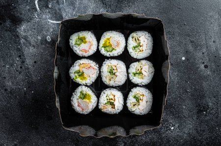Téléchargez les photos : Kimbap or gimbap korean rice roll, Korean sushi. Black background. Top view. - en image libre de droit