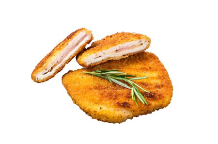Téléchargez les photos : Escalope de filet Schnitzel Cordon bleu avec jambon et fromage. Isolé sur fond blanc - en image libre de droit