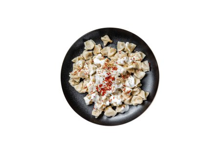 Foto de Manti turco con yogur y salsa de tomate en un plato. Aislado sobre fondo blanco - Imagen libre de derechos