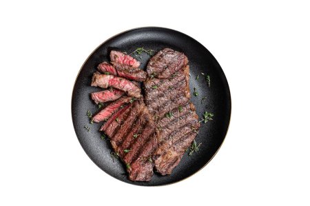 Barbecue Denver Streifen Rindfleisch Steak auf einem Teller. Isoliert auf weißem Hintergrund