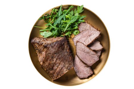 Téléchargez les photos : Rôti Tri Tip ou surlonge steak de bœuf sur une assiette avec roquette. Isolé sur fond blanc - en image libre de droit