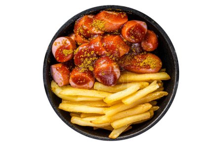 Des saucisses au curry et des épices au curry sur des wursts servaient des frites dans une casserole. Isolé sur fond blanc