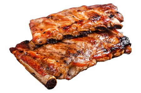 Téléchargez les photos : Empilement de côtes de porc grillées en sauce barbecue sur une planche à découper. Isolé, fond blanc - en image libre de droit