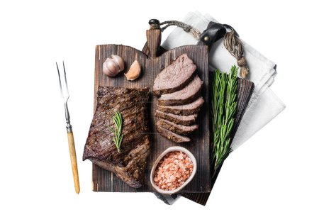 Téléchargez les photos : Rôti et tranché steak de bœuf tri pointe sur une planche en bois avec des herbes. Isolé, fond blanc - en image libre de droit
