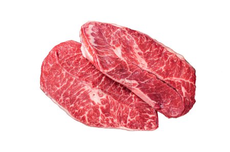 Téléchargez les photos : Épaule crue non cuite Top Blade ou steaks de viande de bœuf en fer plat sur une planche de boucher en bois avec coupe-viande. Isolé, fond blanc - en image libre de droit