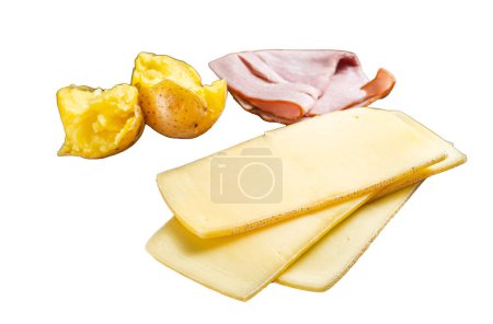 Fertig zum Kochen von Raclette-Schweizer-Käsescheiben mit gekochten Kartoffeln und Schinken. Isoliert auf weißem Hintergrund
