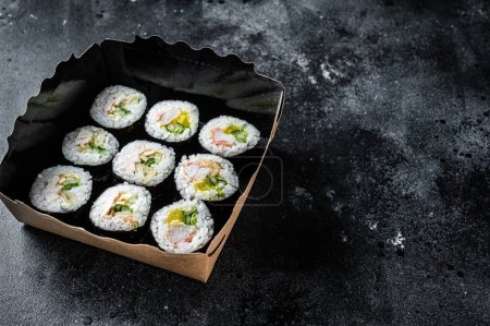 Téléchargez les photos : Kimbap or gimbap korean rice roll, Korean sushi. Black background. Top view. Copy space. - en image libre de droit