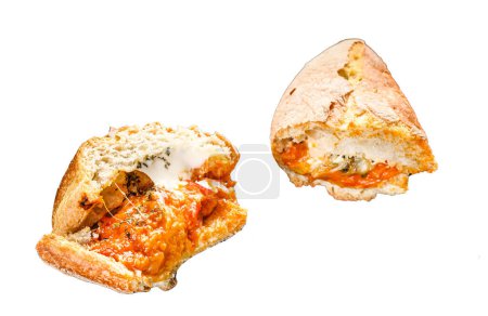 Sandwich submarino vegetariano baguette con berenjena a la parrilla, pimienta y queso feta. Aislado sobre fondo blanco. Vista superior