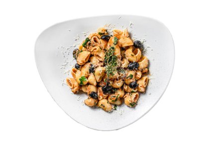Pasta Puttanesca mit Thunfisch, Tomaten, Knoblauch und schwarzen Oliven. Vereinzelt auf weißem Hintergrund. Ansicht von oben