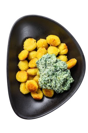 Gebratene Gnocchi Kartoffelnudeln mit Spinat. Vereinzelt auf weißem Hintergrund. Ansicht von oben