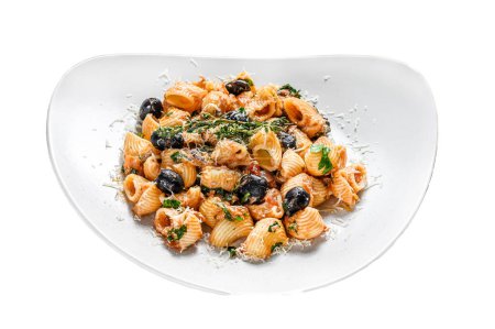 Conchiglie rigate italienische Pasta mit Tomaten, Oliven, Kapern, Sardellen. Vereinzelt auf weißem Hintergrund. Ansicht von oben