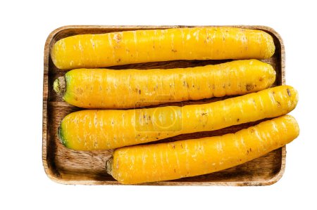 Rohe frische Gelbe Bio-Karotten in einer Holzschüssel. Vereinzelt auf weißem Hintergrund. Ansicht von oben