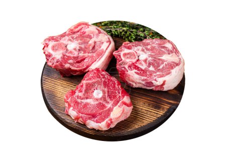 Rohe Lammkoteletts, frisches Hammelfleisch auf einem Fleischerbrett mit Kräutern. Vereinzelt auf weißem Hintergrund. Ansicht von oben