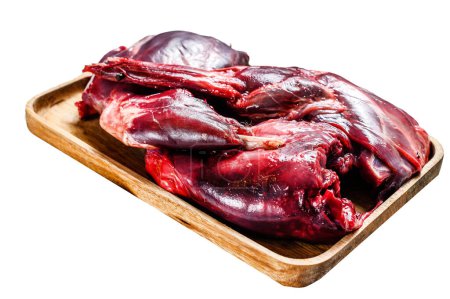 Téléchargez les photos : Viande de lièvre. Lièvre sauvage frais cru sur une table en bois Isolé sur fond blanc. Vue du dessus - en image libre de droit