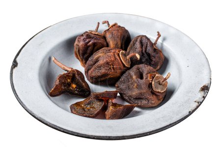 Natürliche sonnengetrocknete Kaki-Früchte auf einem Teller. Isoliert auf weißem Hintergrund