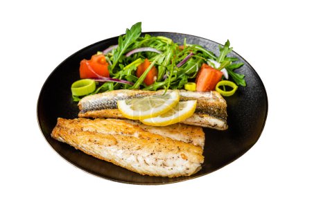Gebratenes Wolfsbarschfilet mit Salat, Branzino-Fisch. Isoliert auf weißem Hintergrund