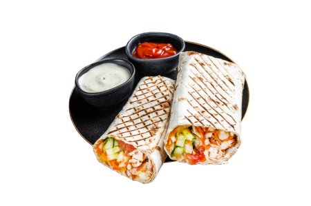 Téléchargez les photos : Shawarma, rouleau de poulet Shaurma avec salade de légumes. Isolé sur fond blanc - en image libre de droit