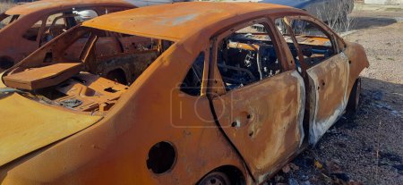 El coche se quemó como resultado del fuego de artillería. Mykolaiv. Ucrania.